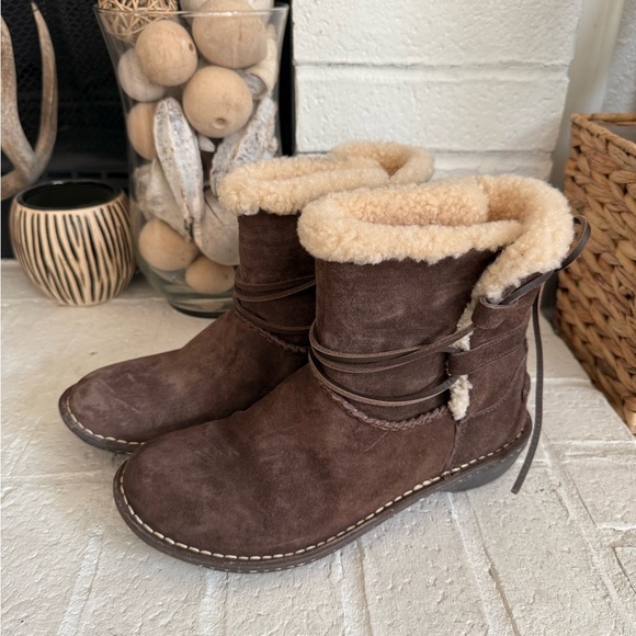 Ugg Caspia Ankle Short Shearling Leather Brown Lace Up Boots Womens Sz 8 - Picture 1 of 11